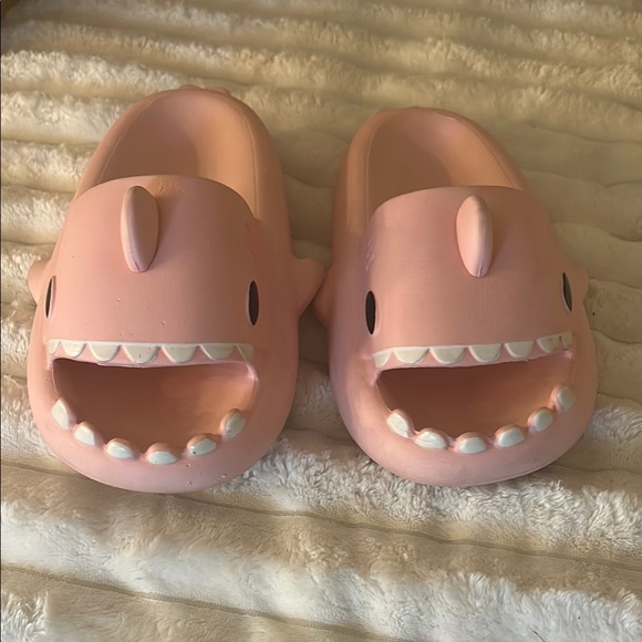 Women’s pink Shark slides - Picture 5 of 7